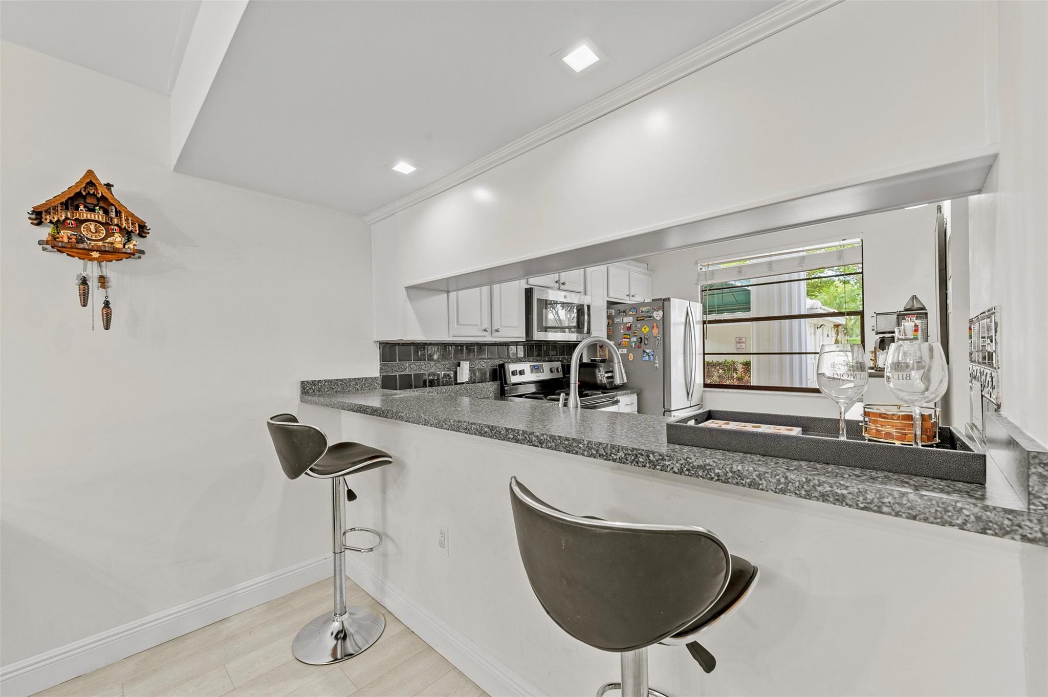 6061 Balboa Cir 103