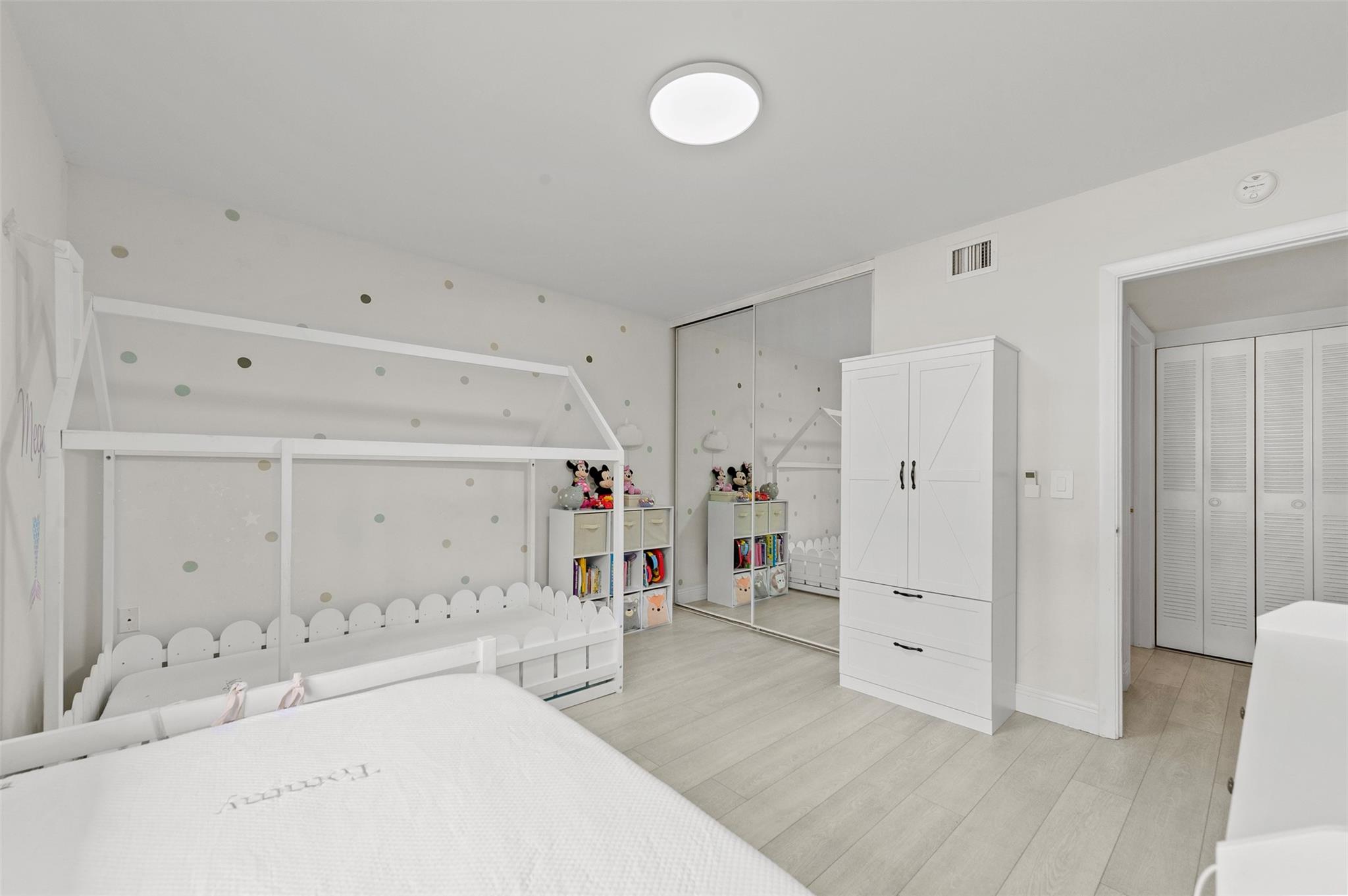 6061 Balboa Cir 103
