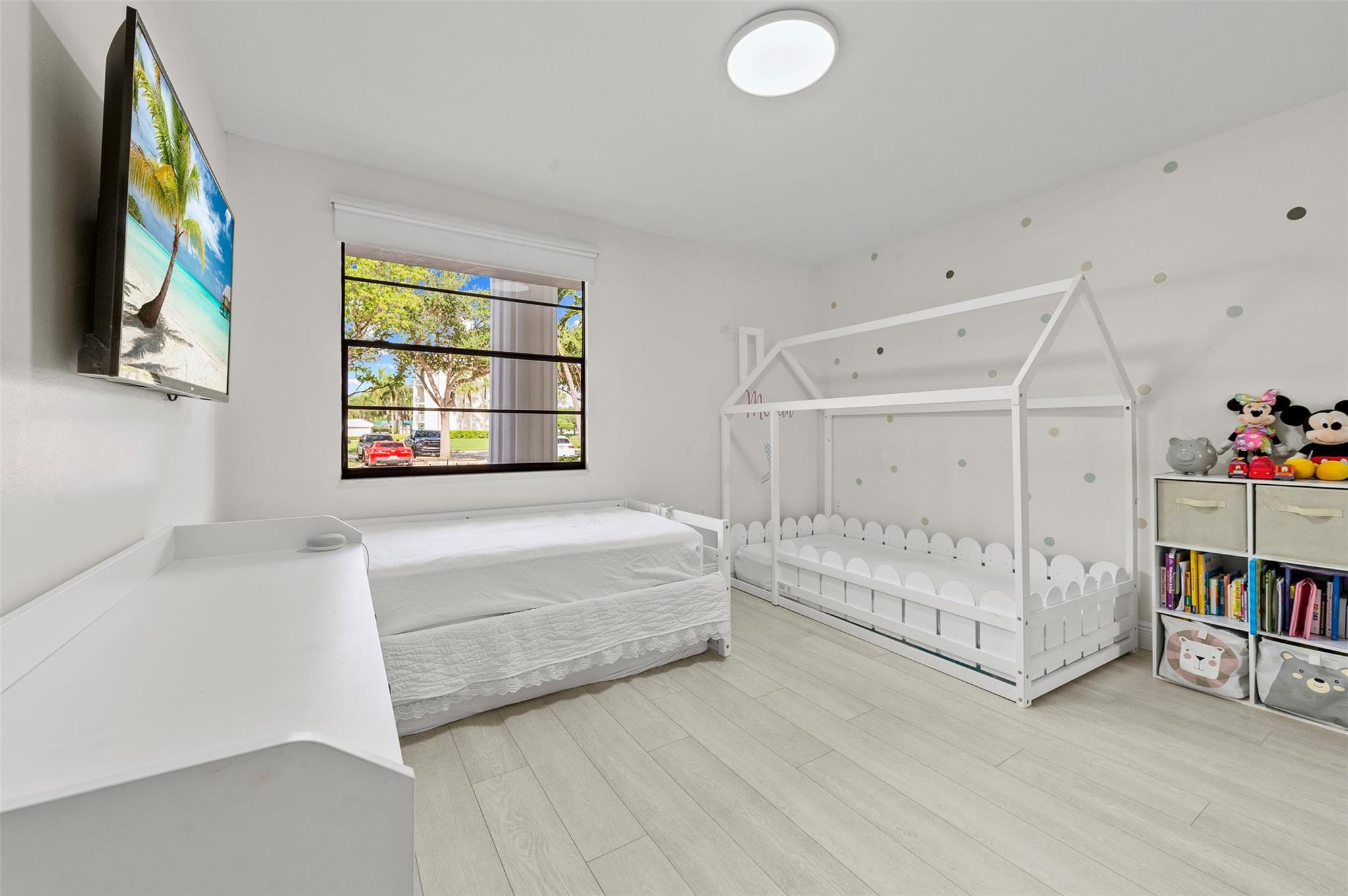 6061 Balboa Cir 103