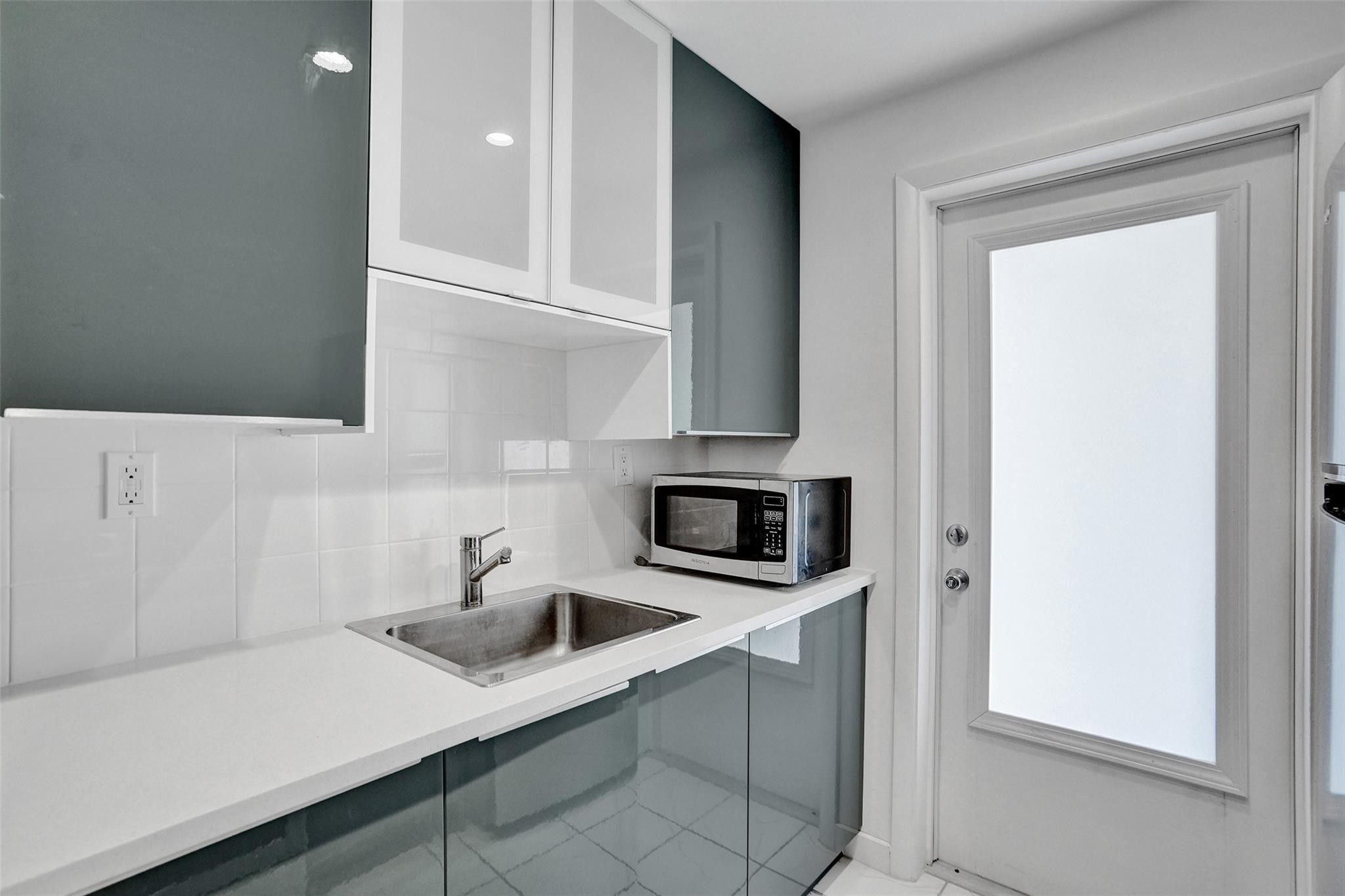 931 SE 9th Ave 2