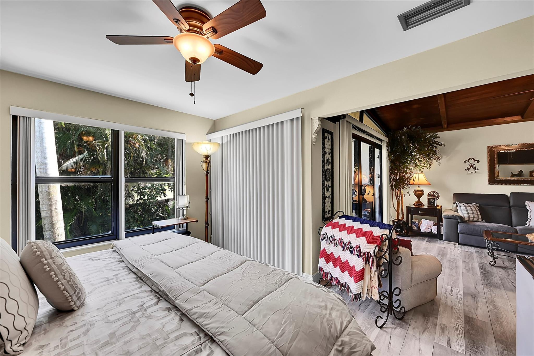 9713 N New River Canal Rd 301