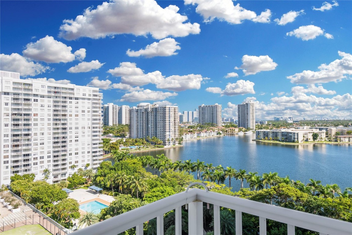 2801 NE 183rd St 1502W