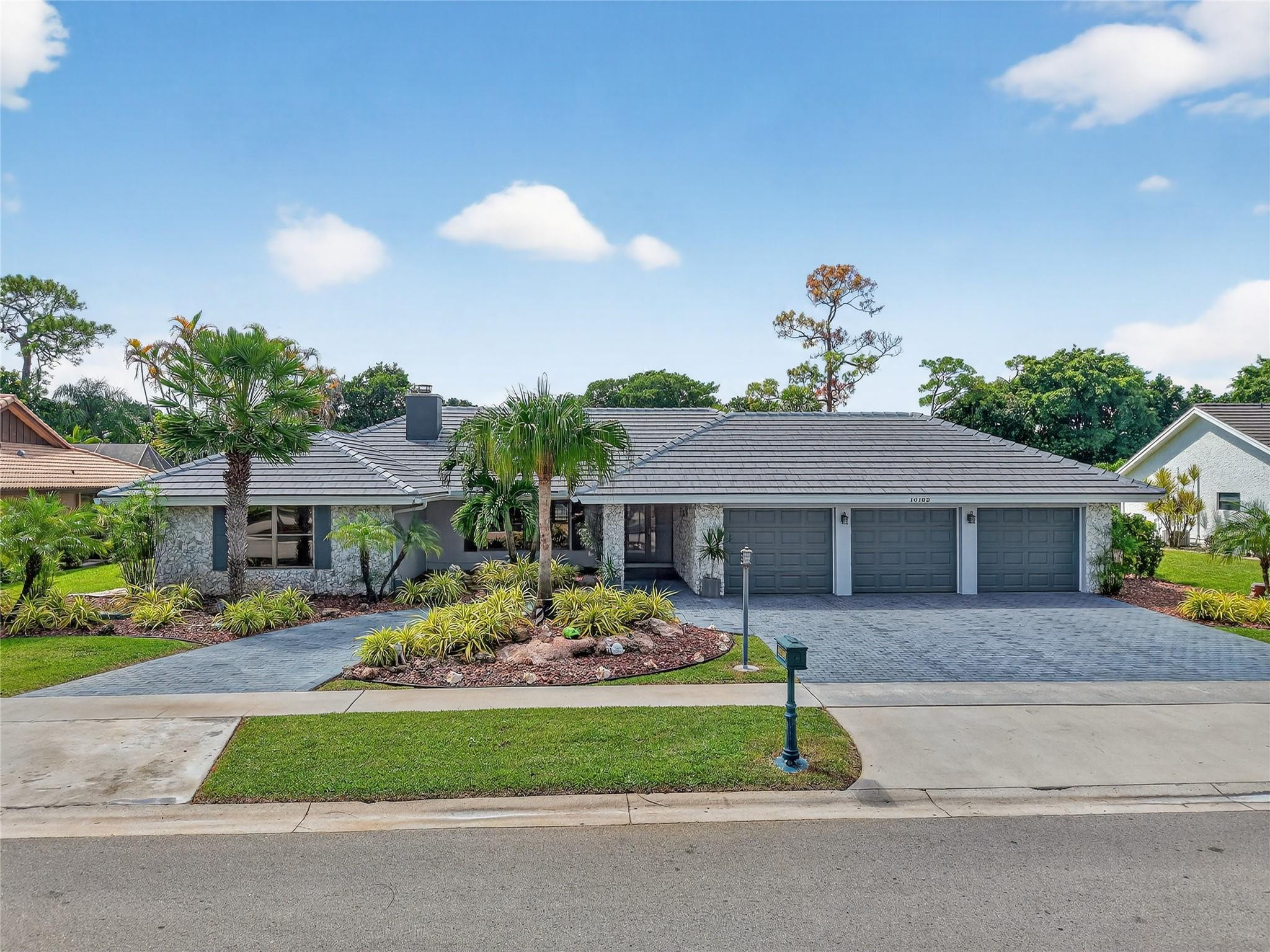 10182 Boca Woods Ln