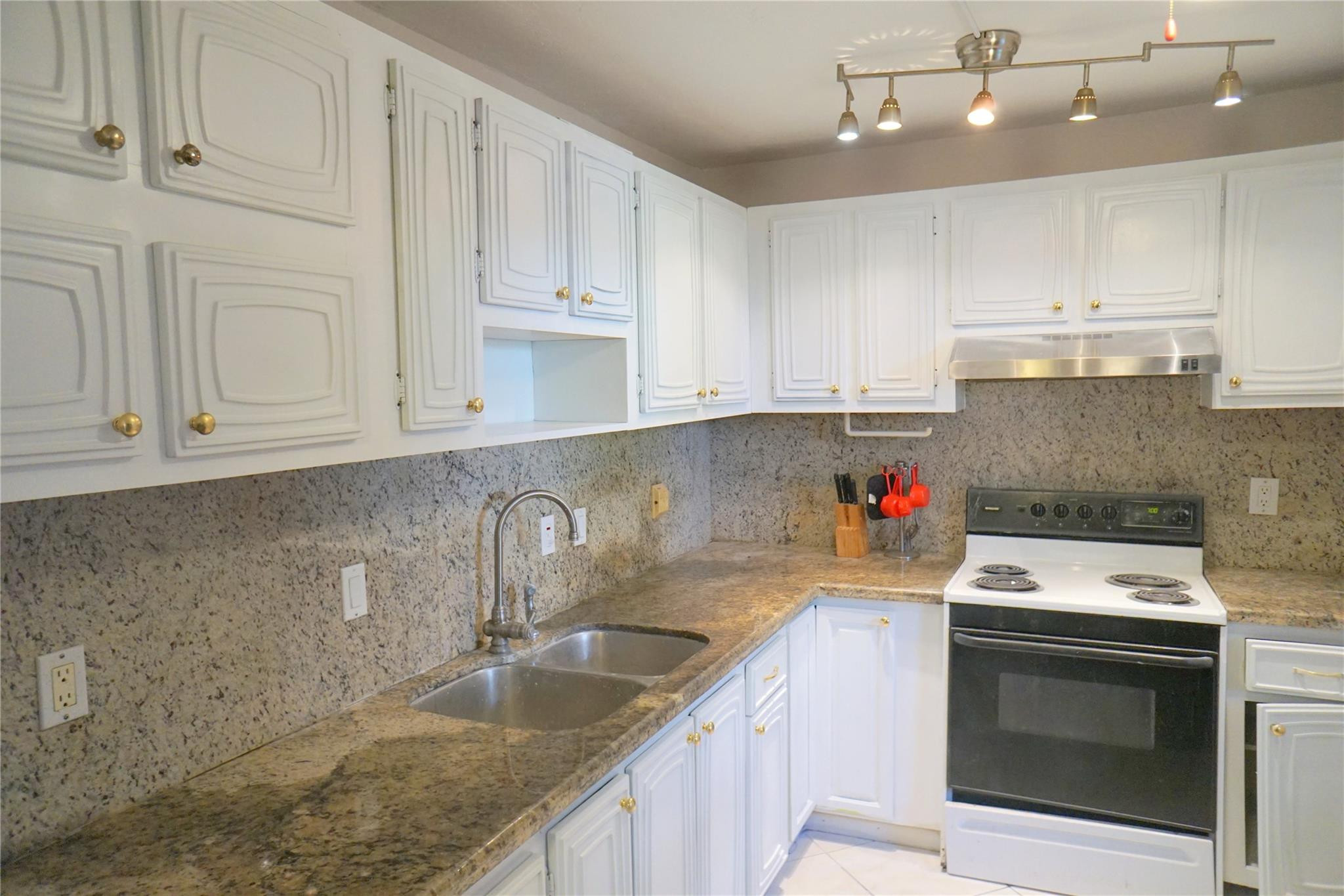 2821 Somerset Dr 203