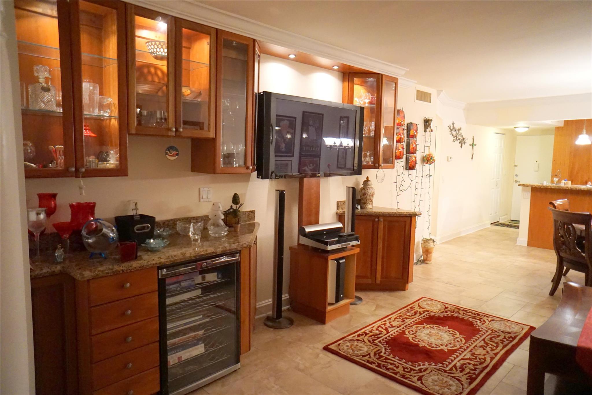 2851 Somerset Dr 103