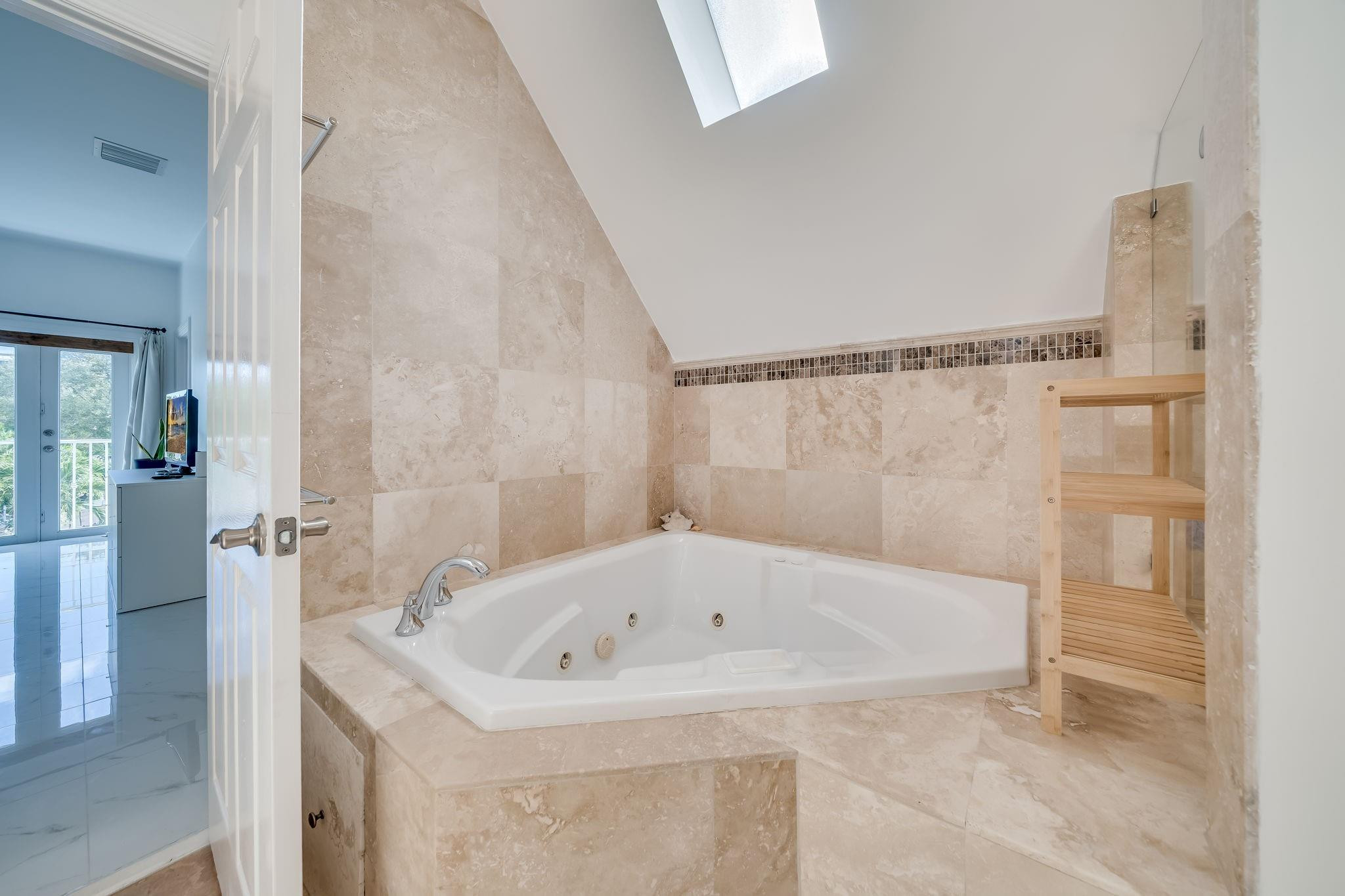 1112 NE 17th Way 1112