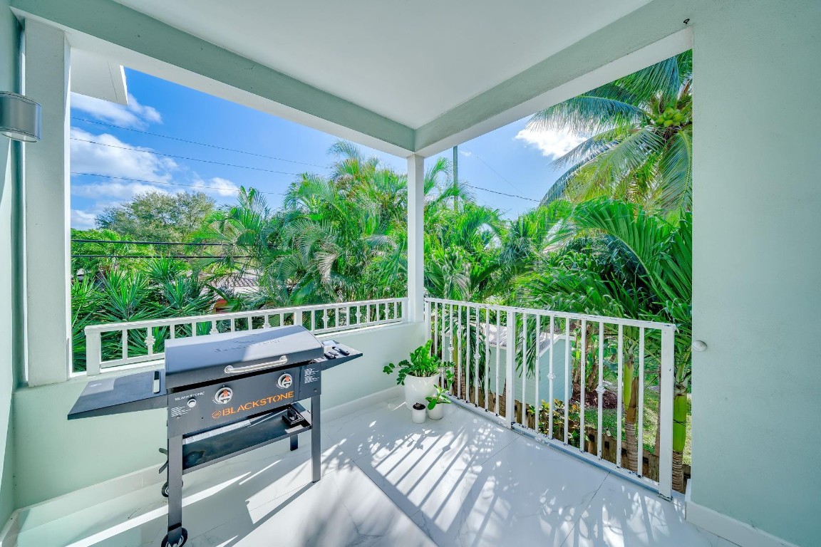 1112 NE 17th Way 1112