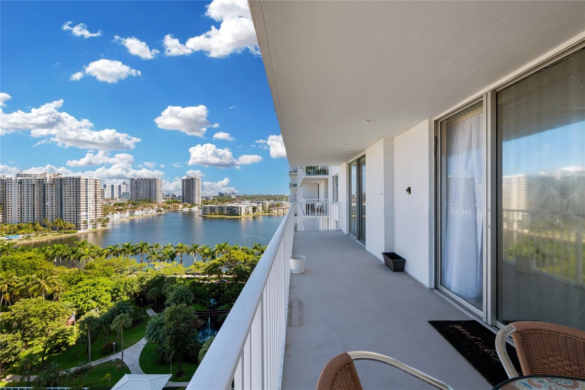 2801 NE 183rd St 1502W