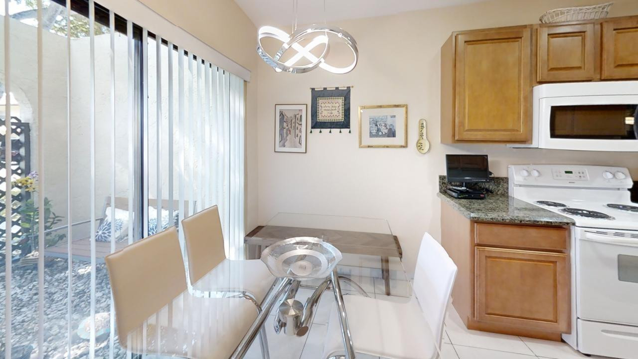 8460 Casa Del Lago E