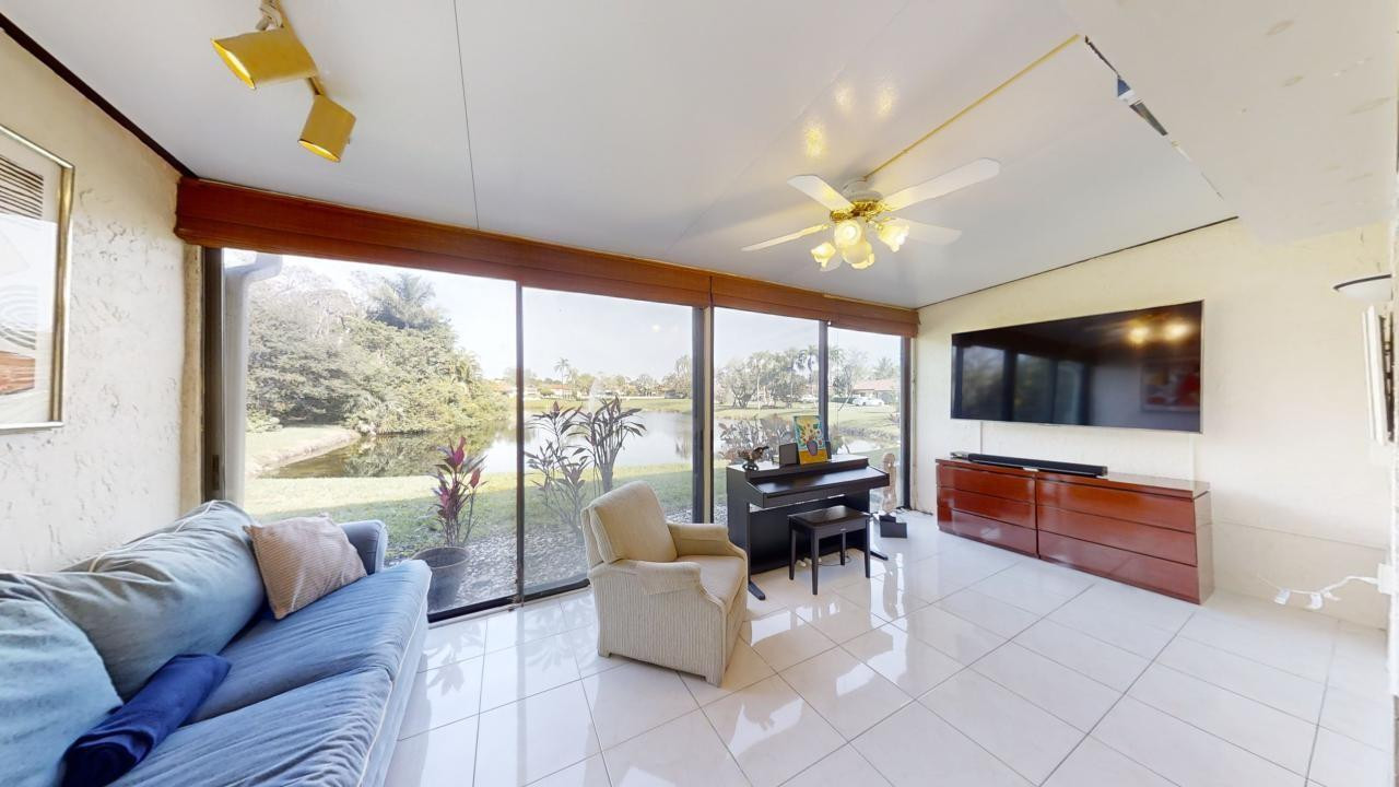 8460 Casa Del Lago E