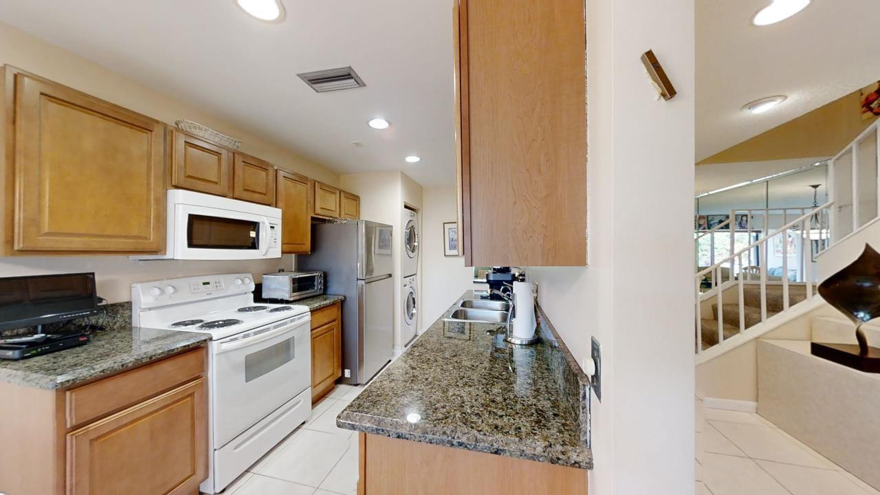 8460 Casa Del Lago E