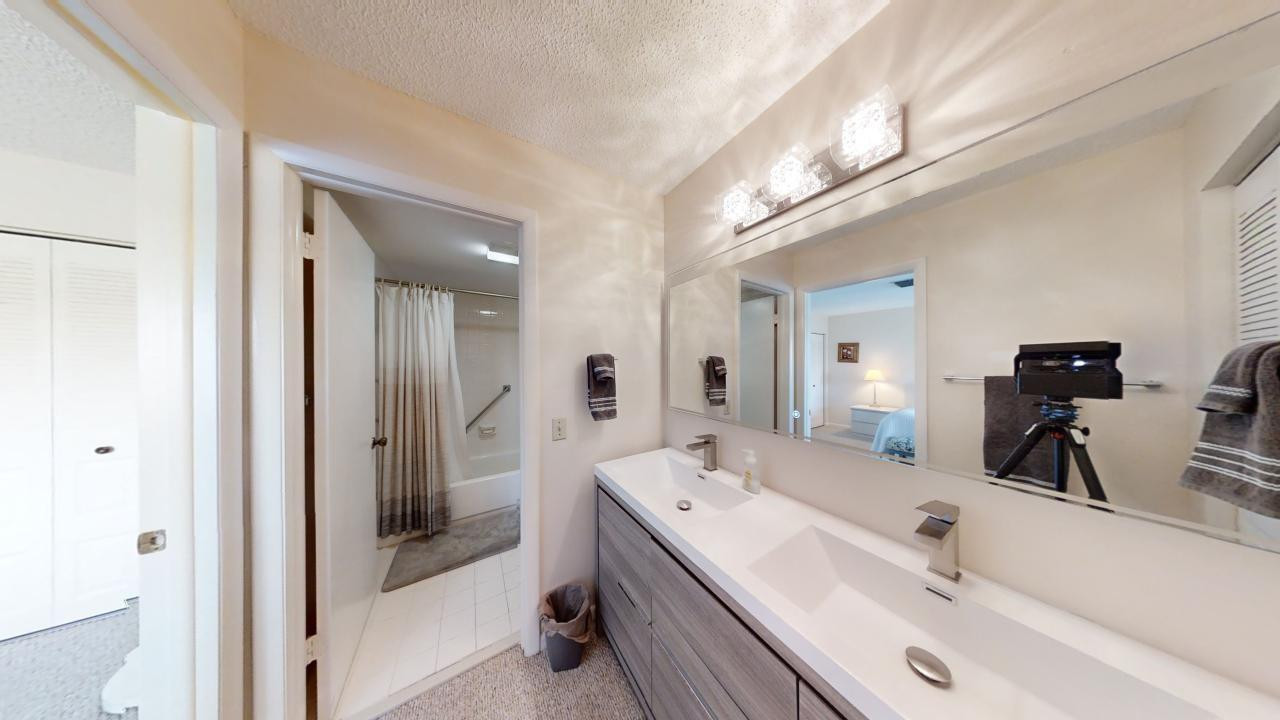 8460 Casa Del Lago E
