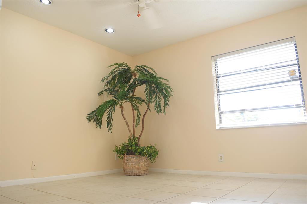 9823 Spanish Isles Drive