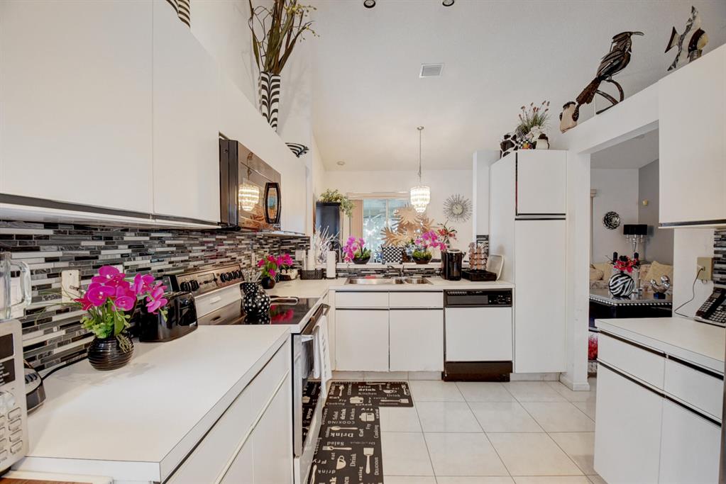 9721 Shadybrook Drive Unit: 201