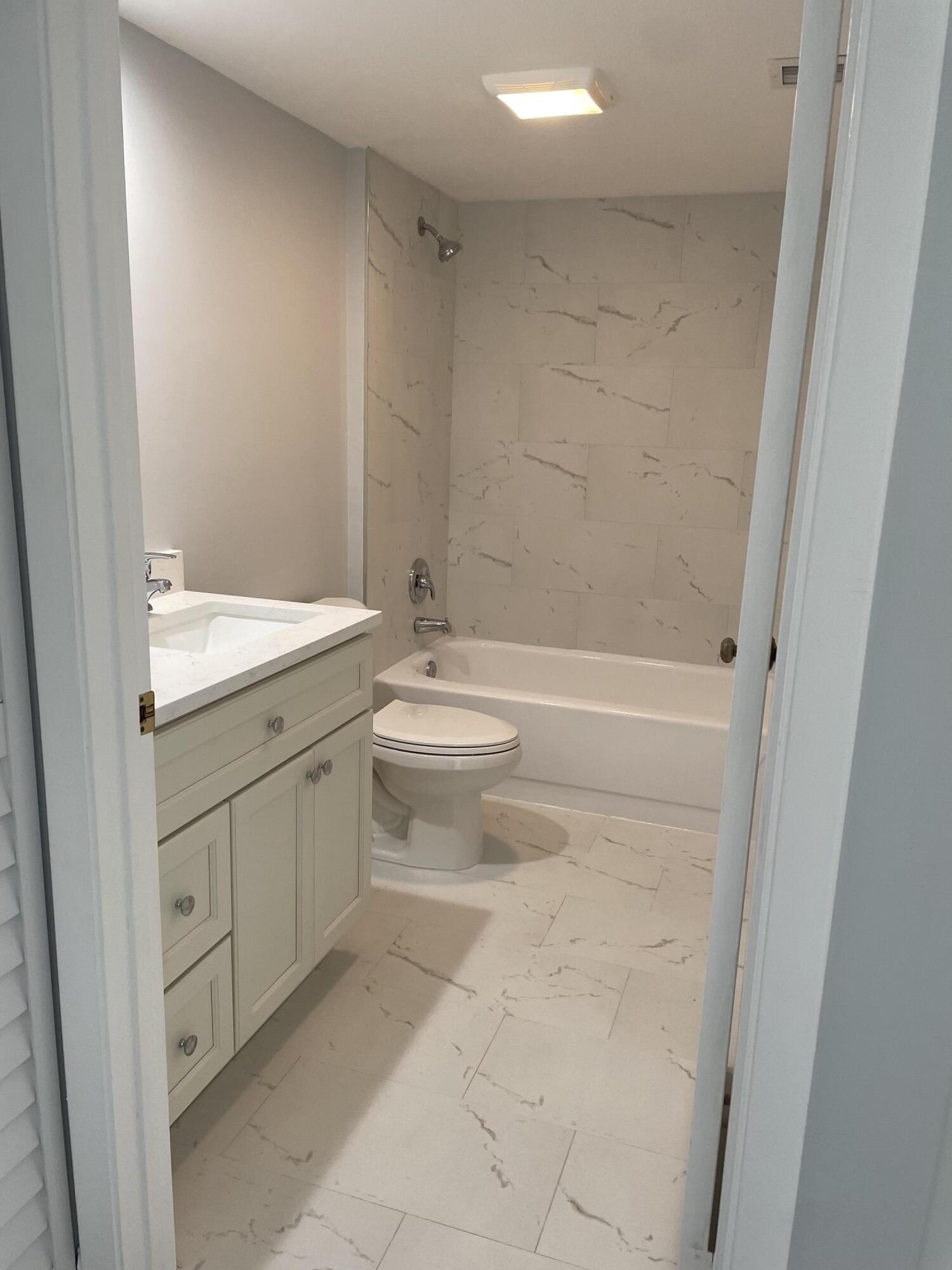 6121 Balboa Circle Unit: 406