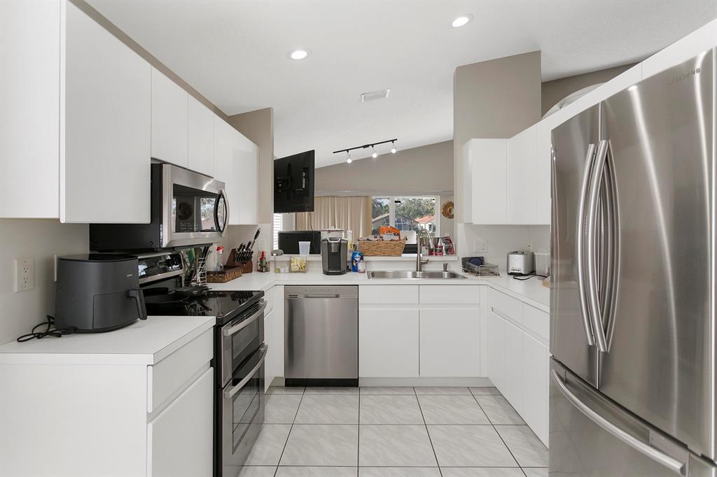9611 Harbour Lake Circle