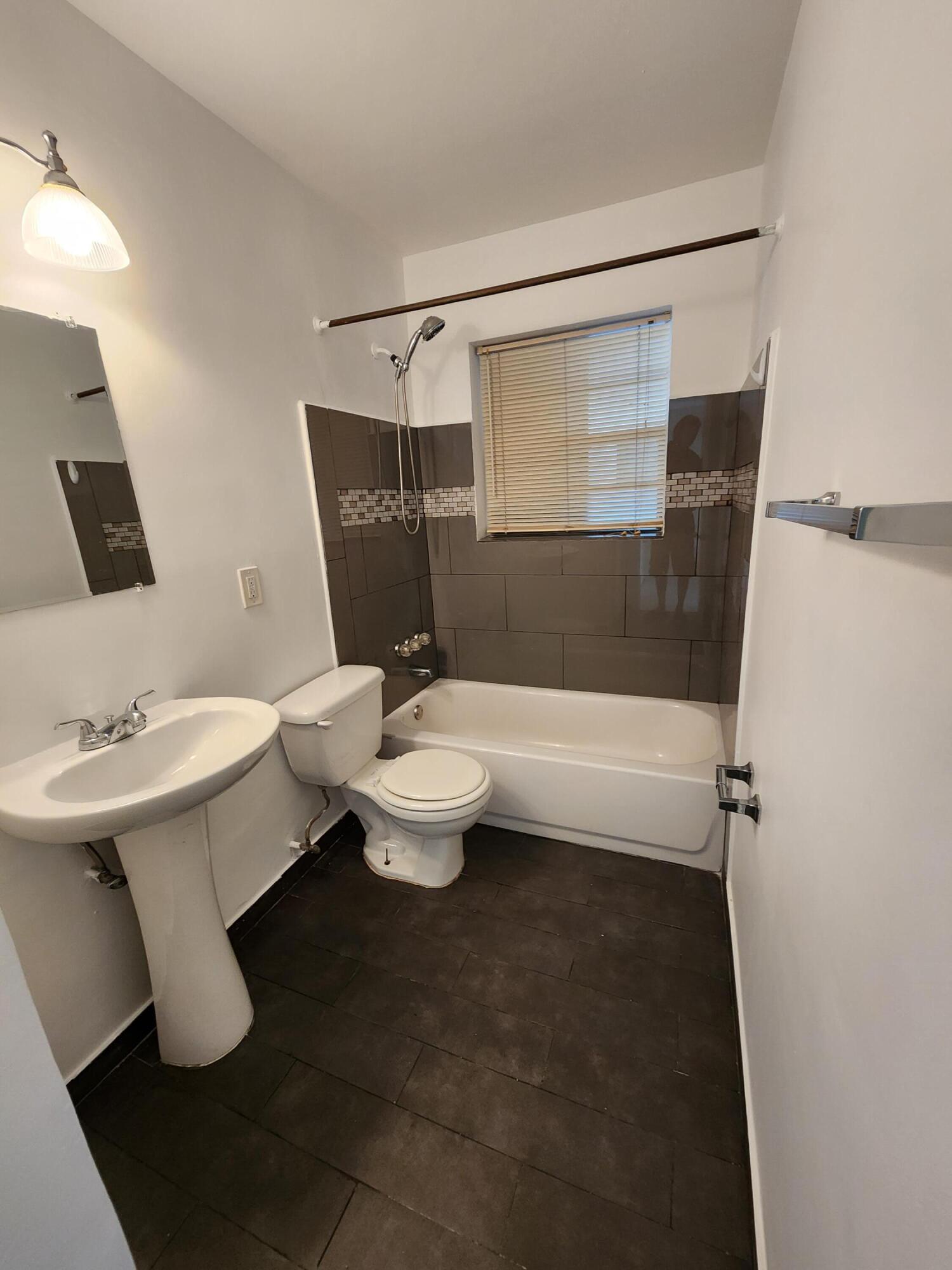 1900 NE 4th Street Unit: 1
