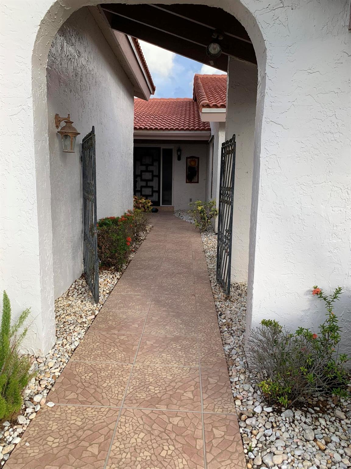 5689 Lakeview Mews Drive