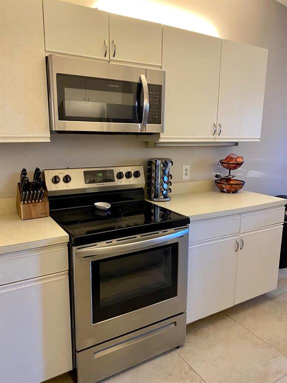 6690 Canary Palm Circle