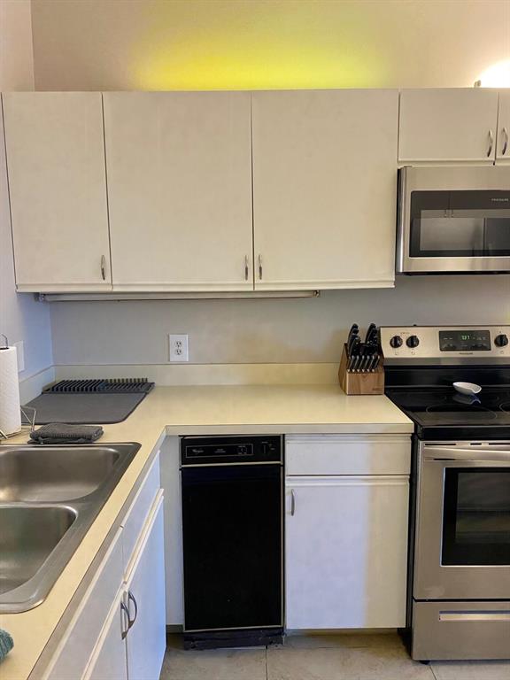 6690 Canary Palm Circle