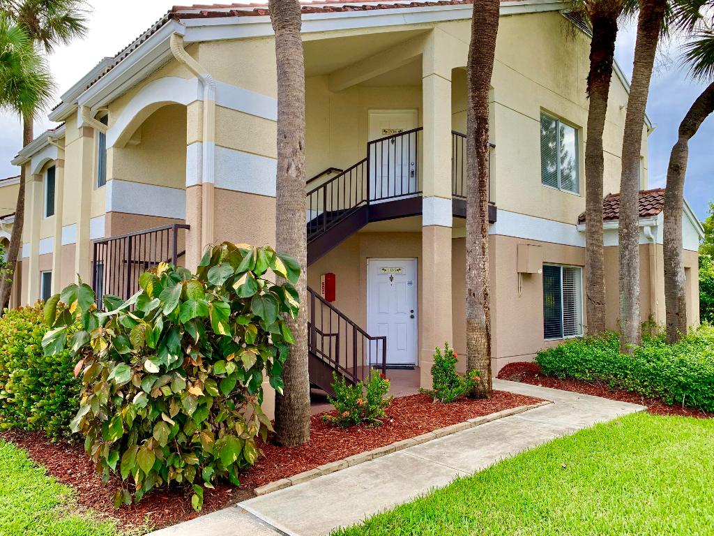 815 W Boynton Beach Boulevard Unit: 15-206