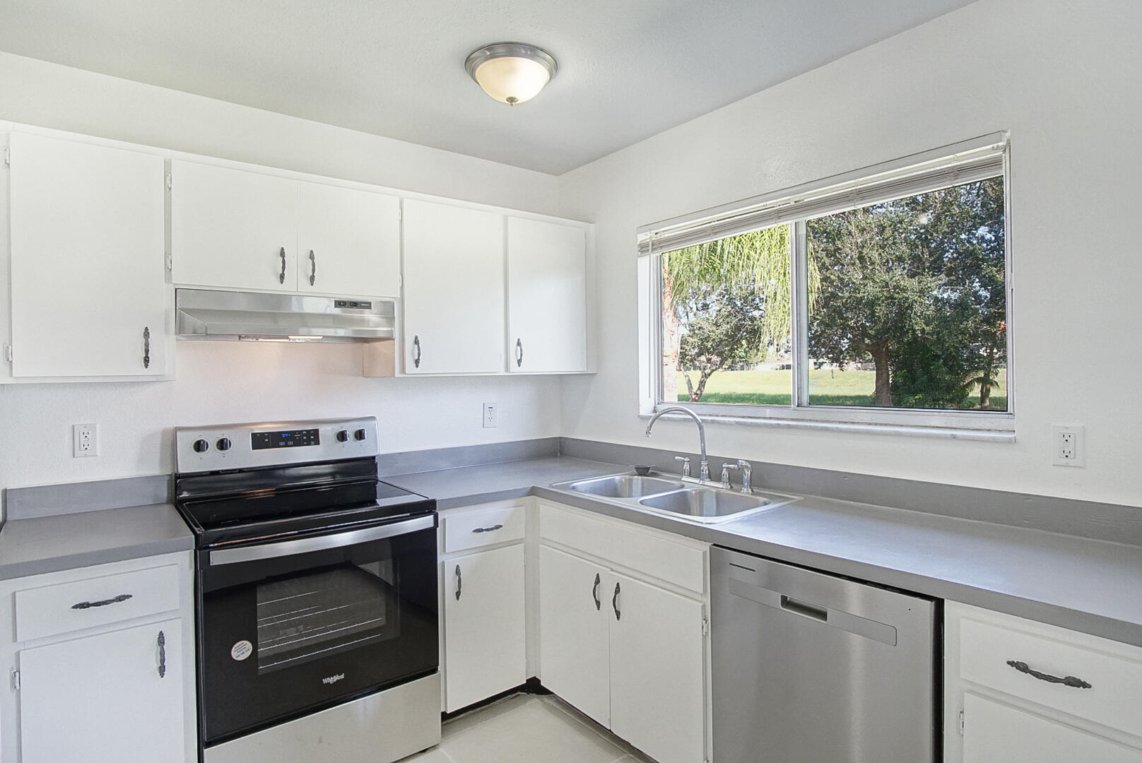 737 SW Belmont Circle