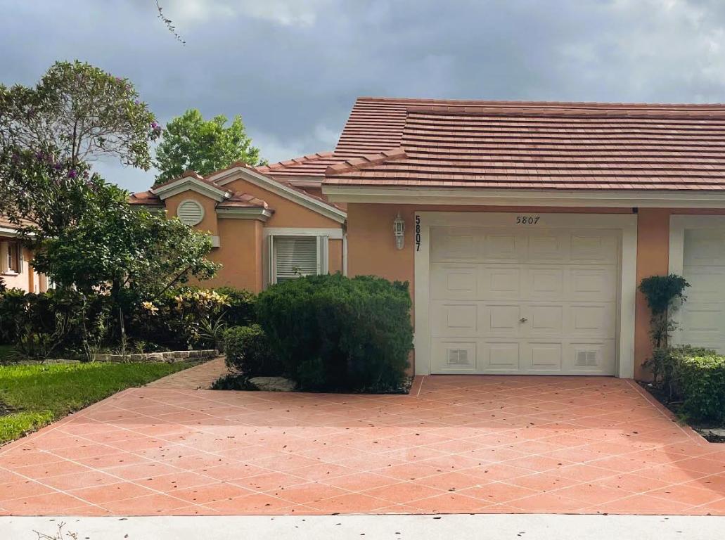 5807 Royal Lake Circle