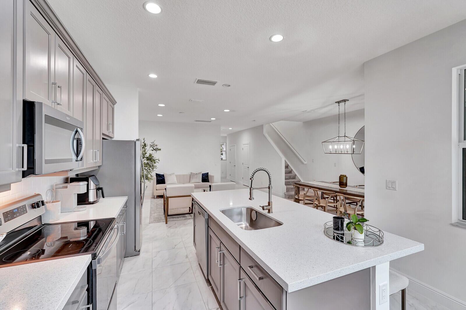 1838 Spoonbill Court