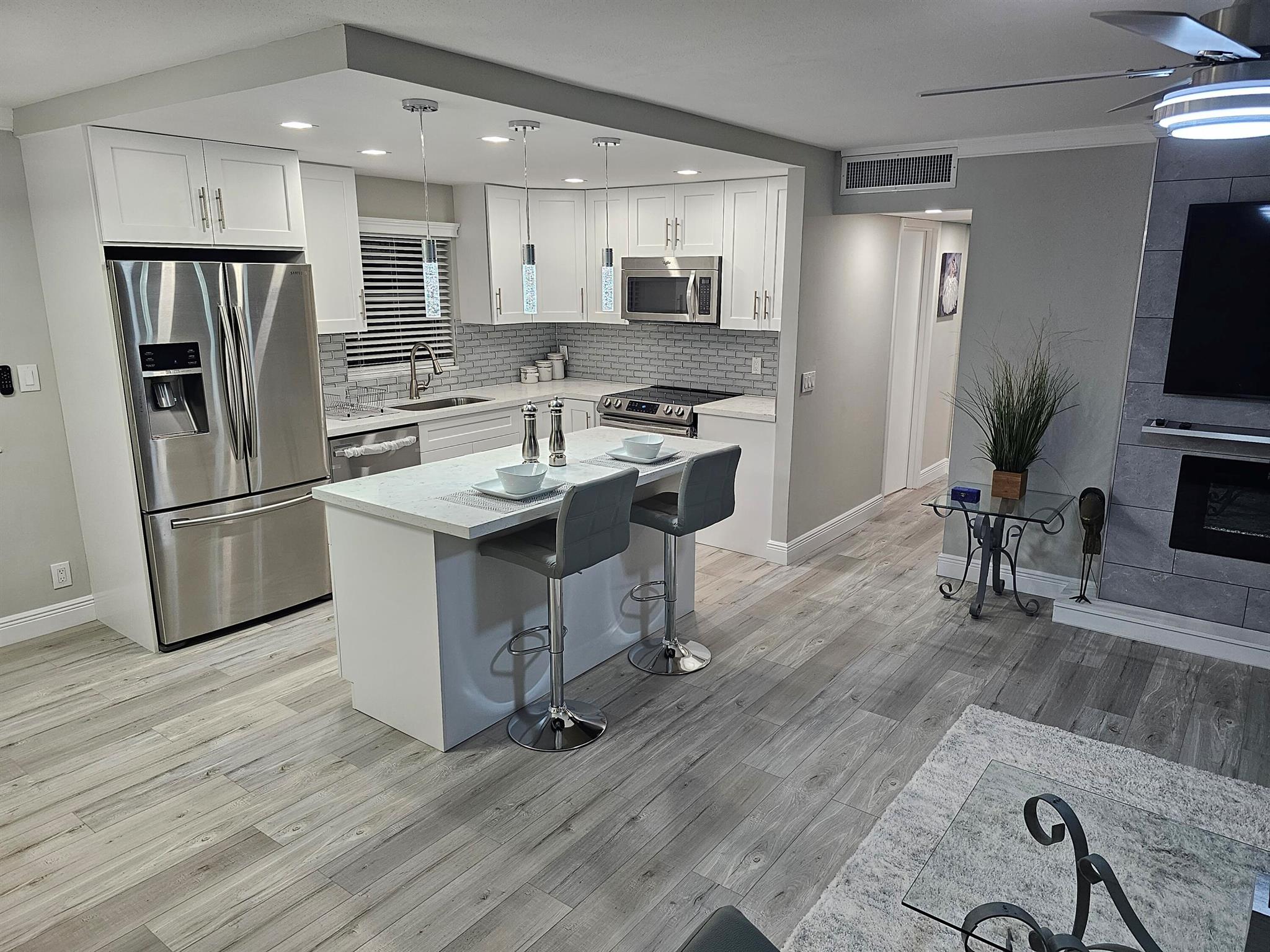 604 W Saxony M Lane W Unit: 604