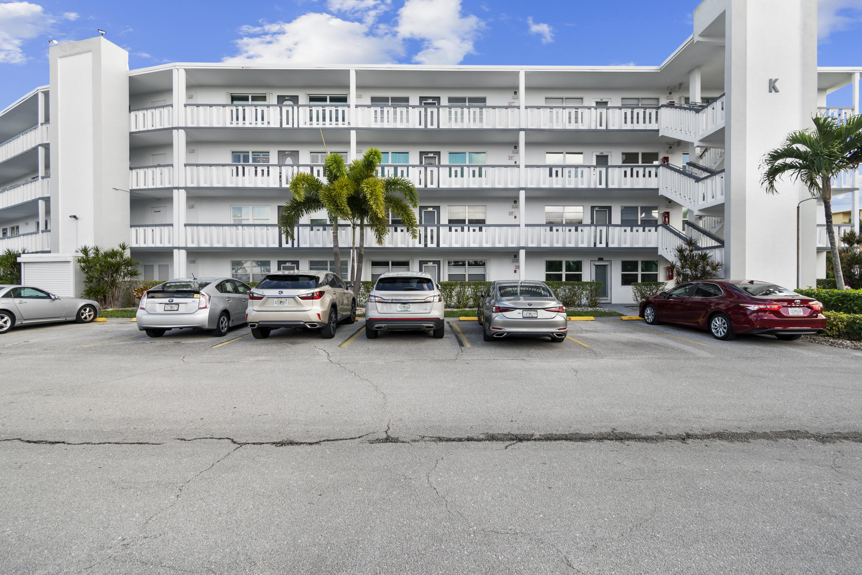 390 Wellington K