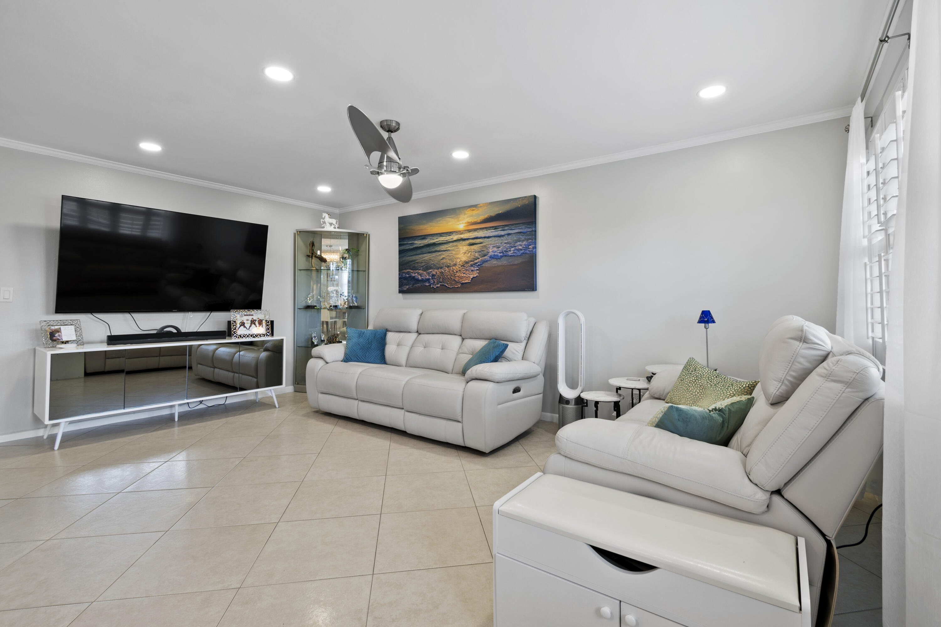 390 Wellington K