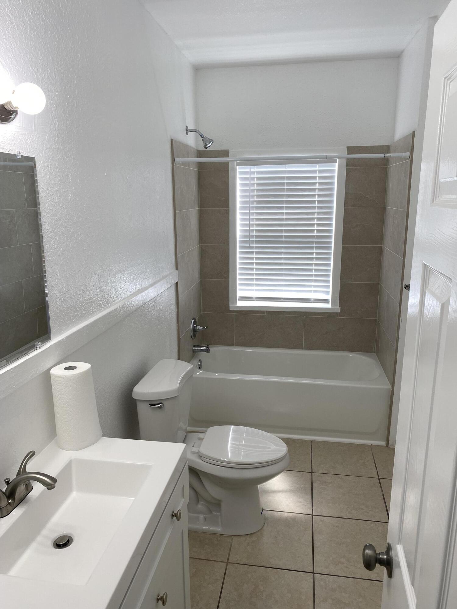 215 S Seacrest Boulevard 4, Boynton Beach Unit: 4