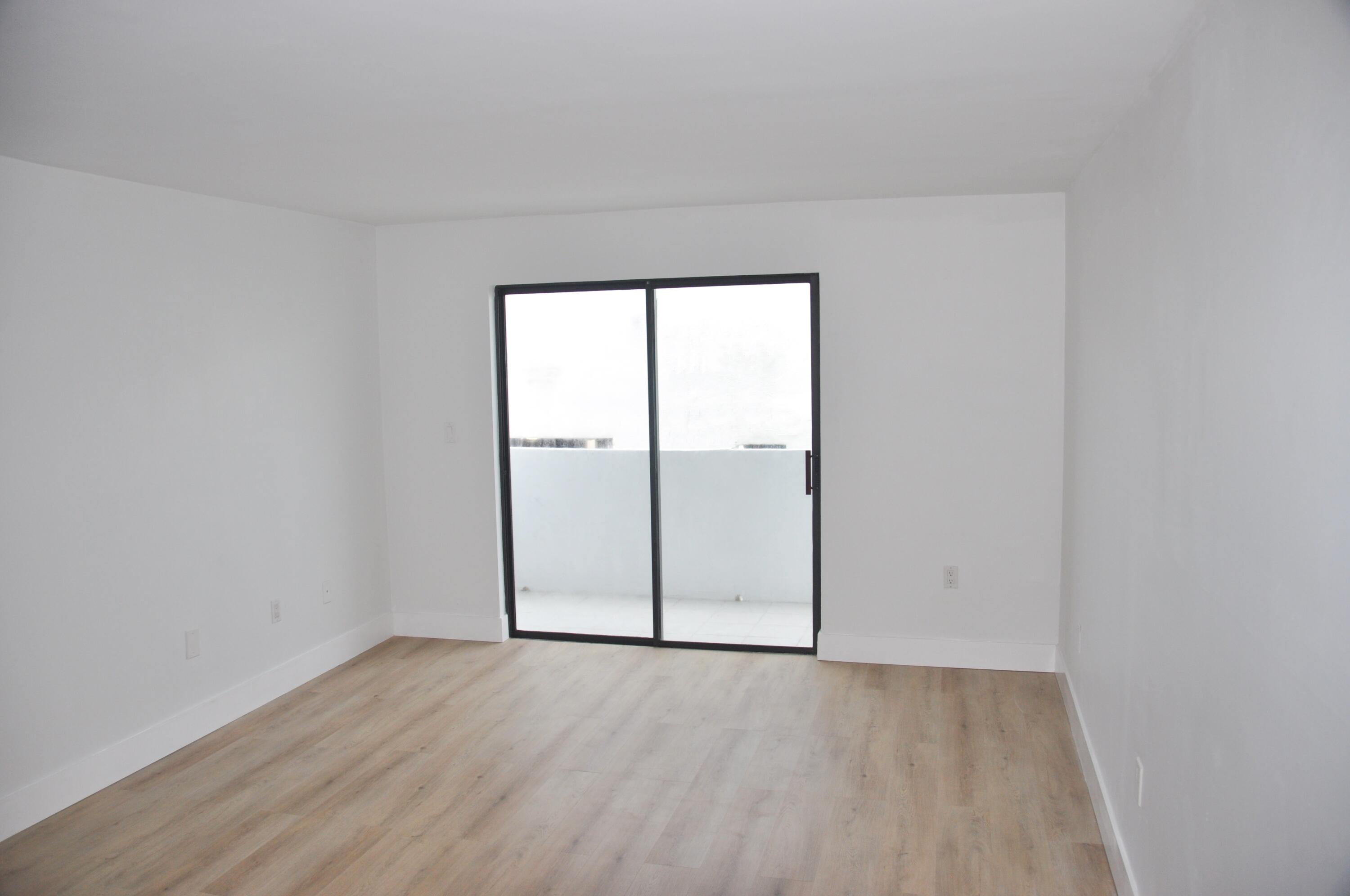 1418 Collins Avenue 303