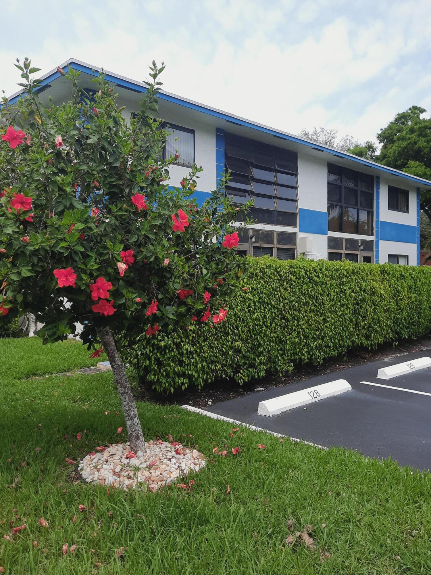 15301 Pembridge Avenue 44