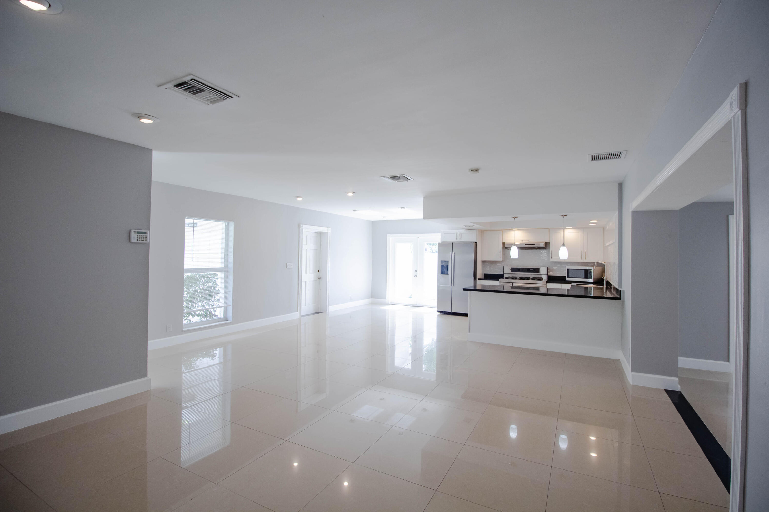 1199 W Camino Real