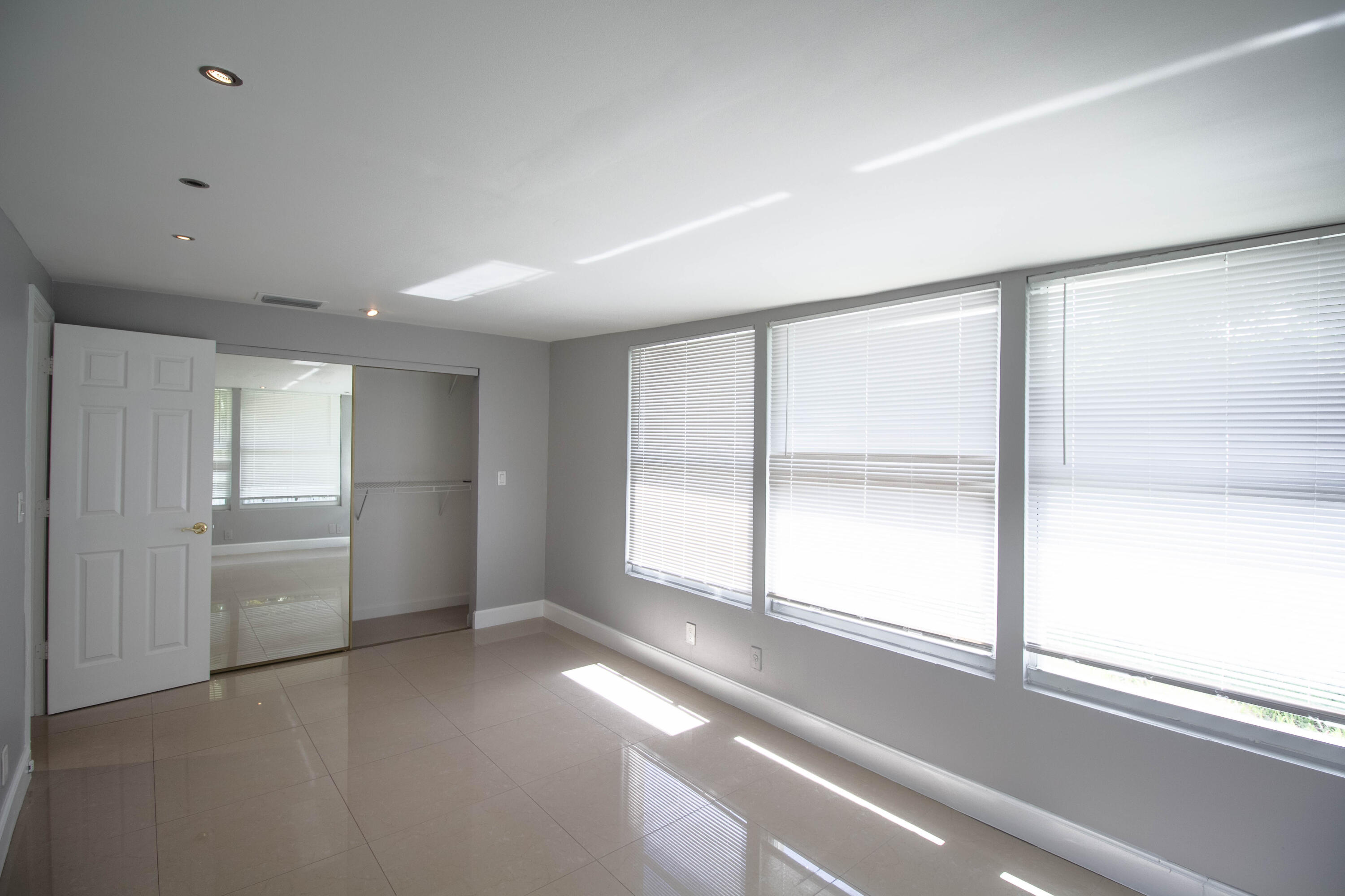 1199 W Camino Real