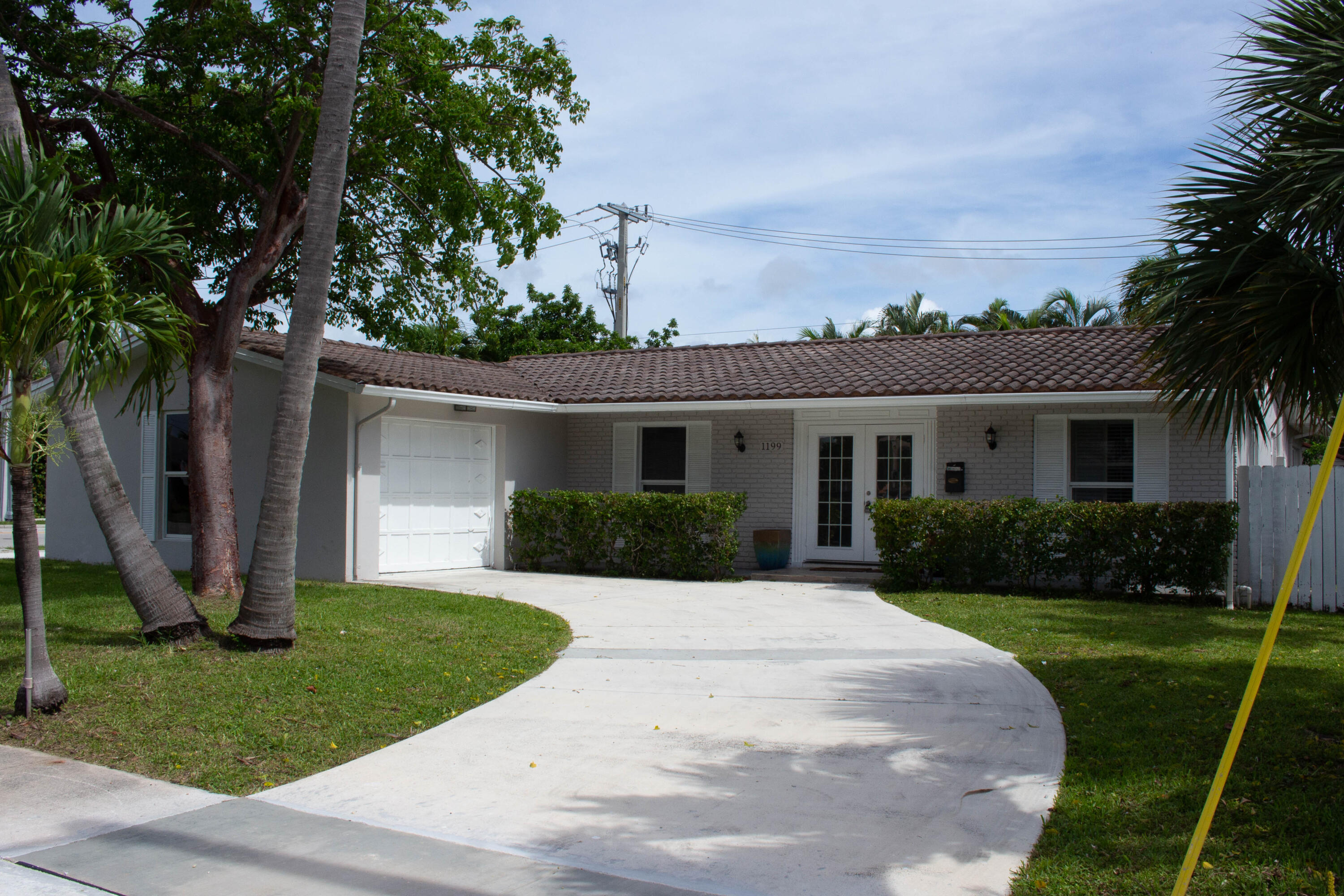 1199 W Camino Real