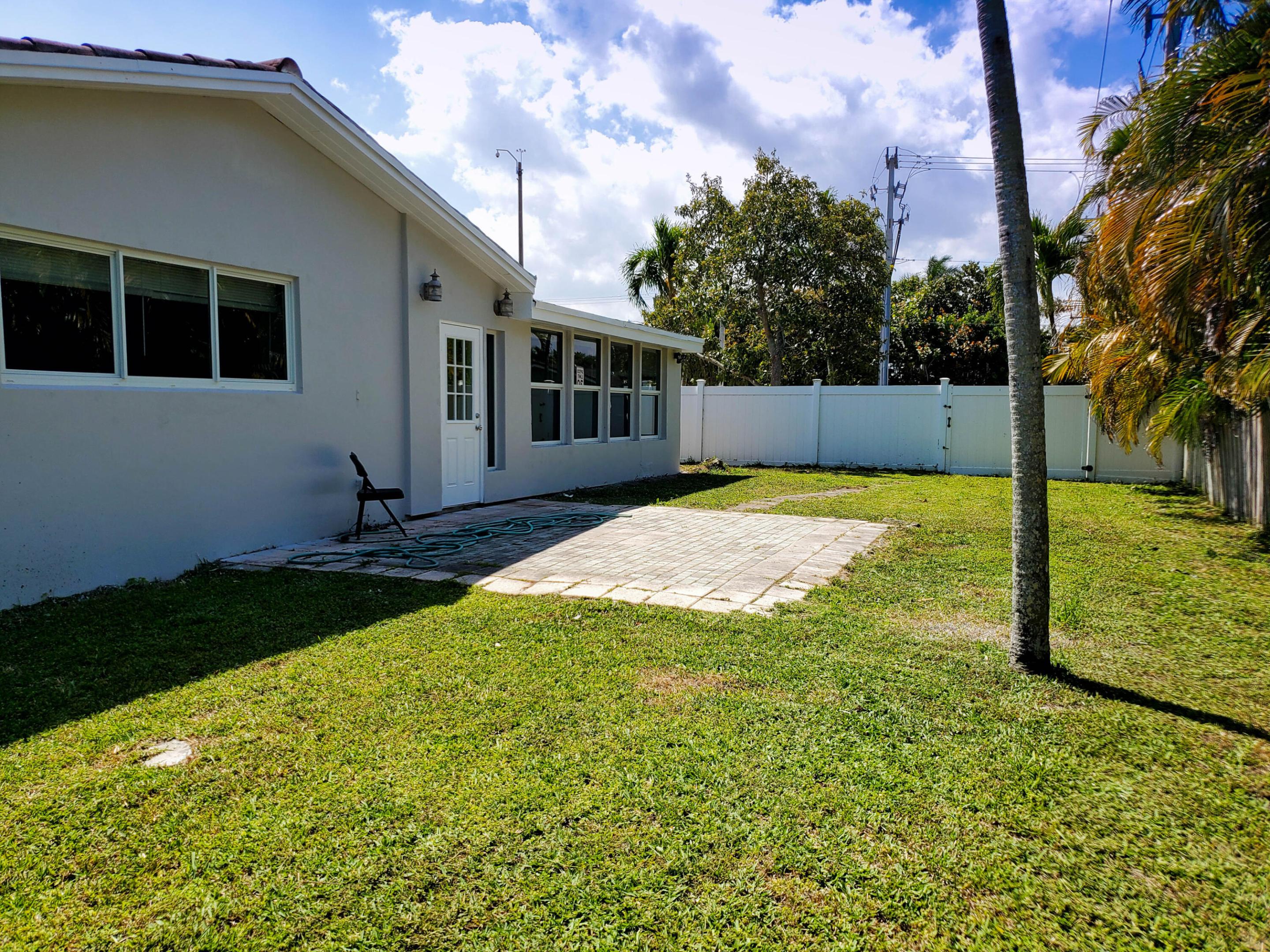 1199 W Camino Real