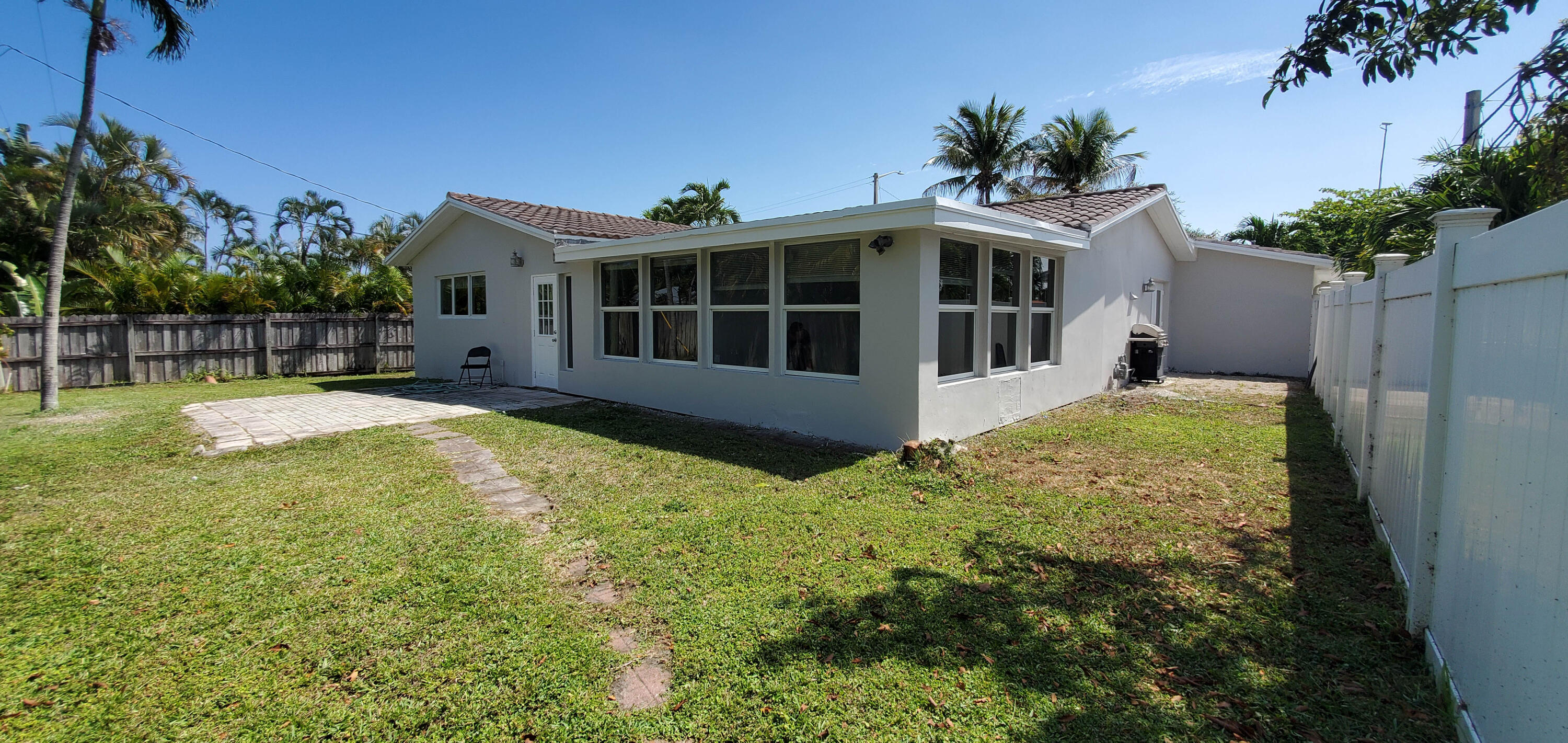 1199 W Camino Real