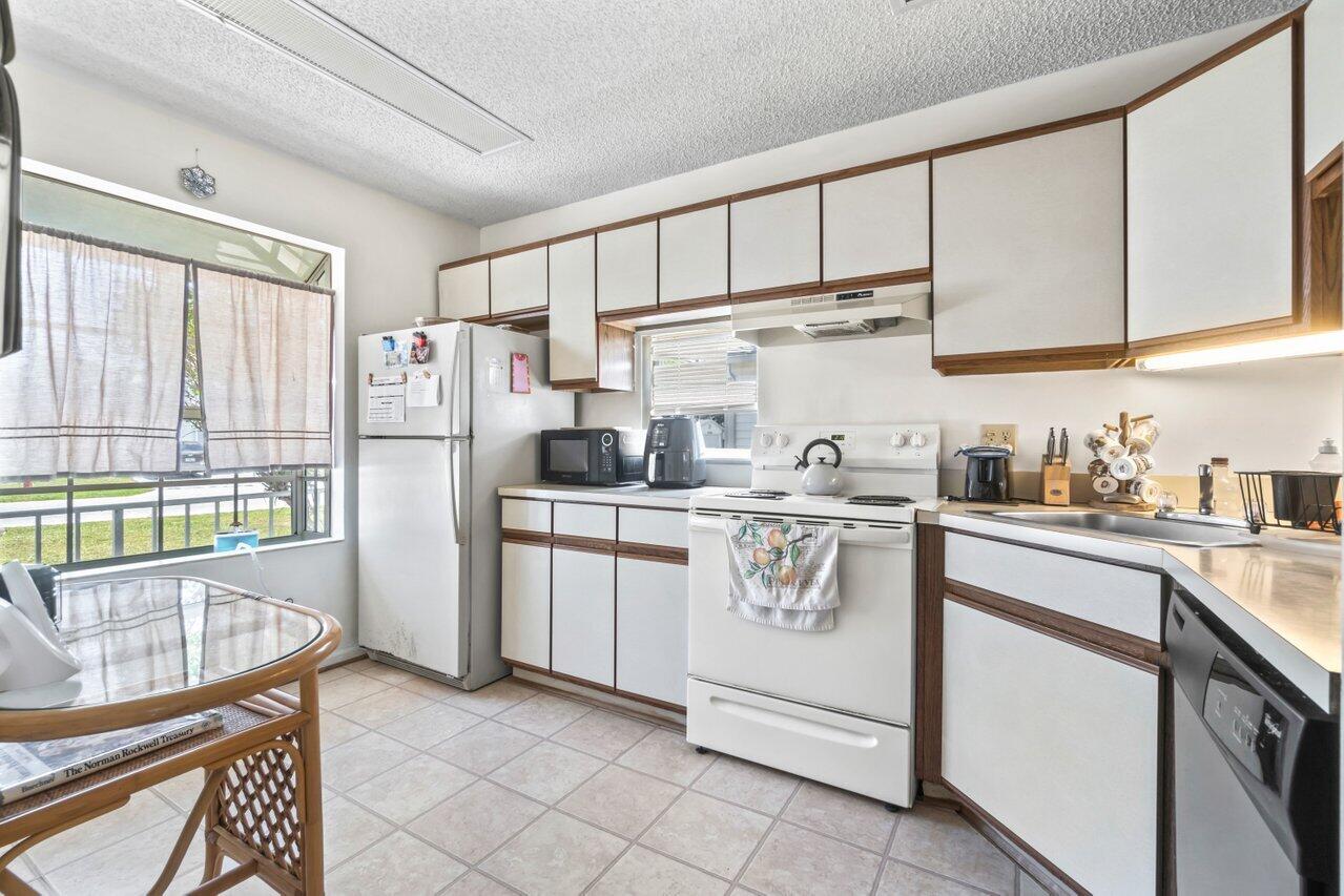 4705 Lakeside Circle