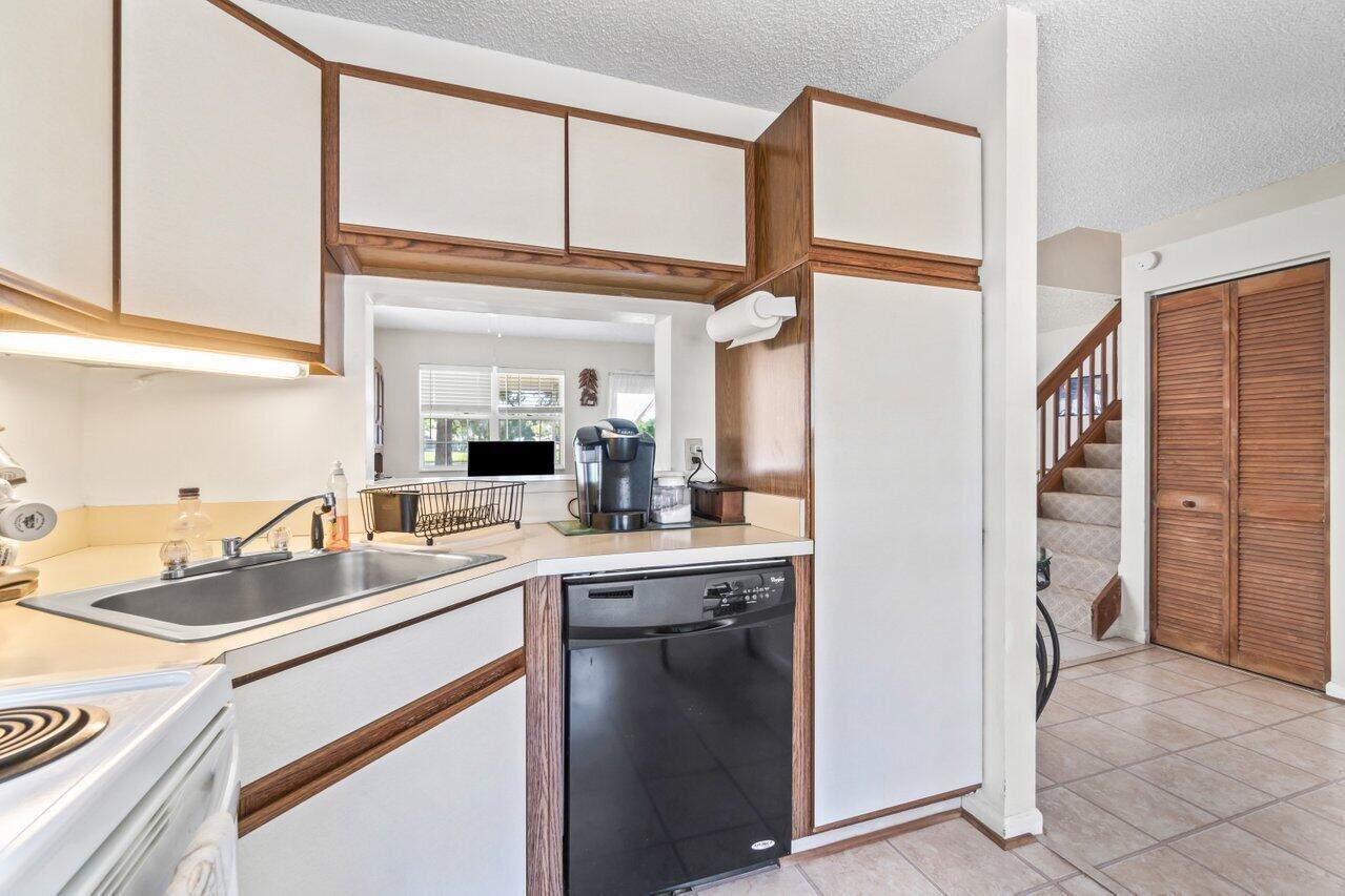 4705 Lakeside Circle