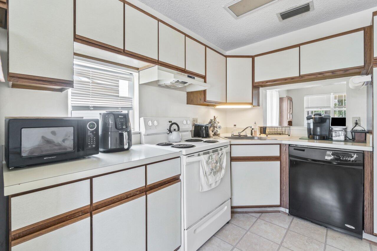 4705 Lakeside Circle