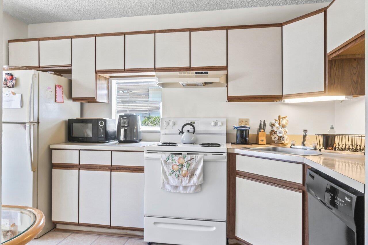 4705 Lakeside Circle