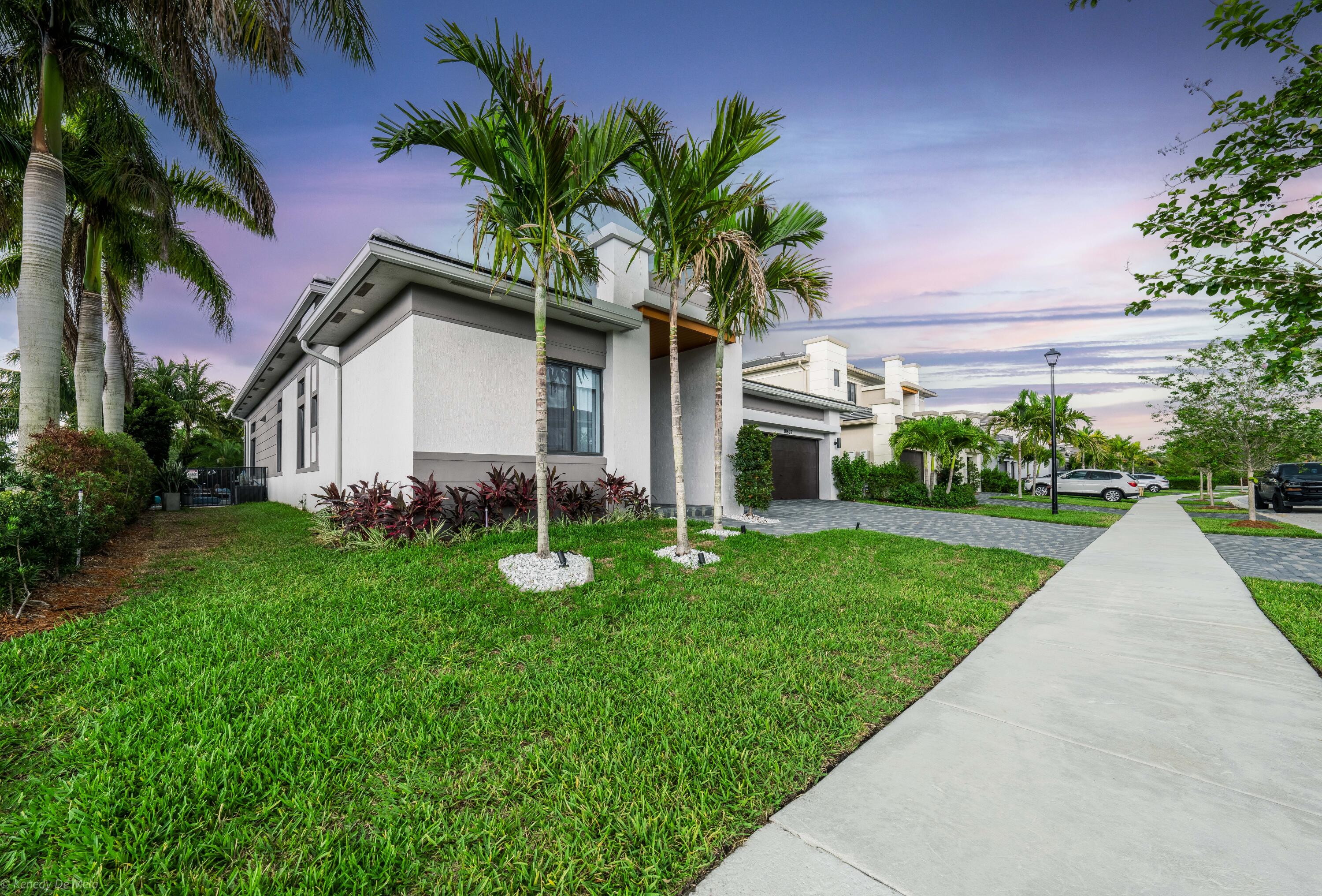 10693 N Lago Vista Circle, Parkland