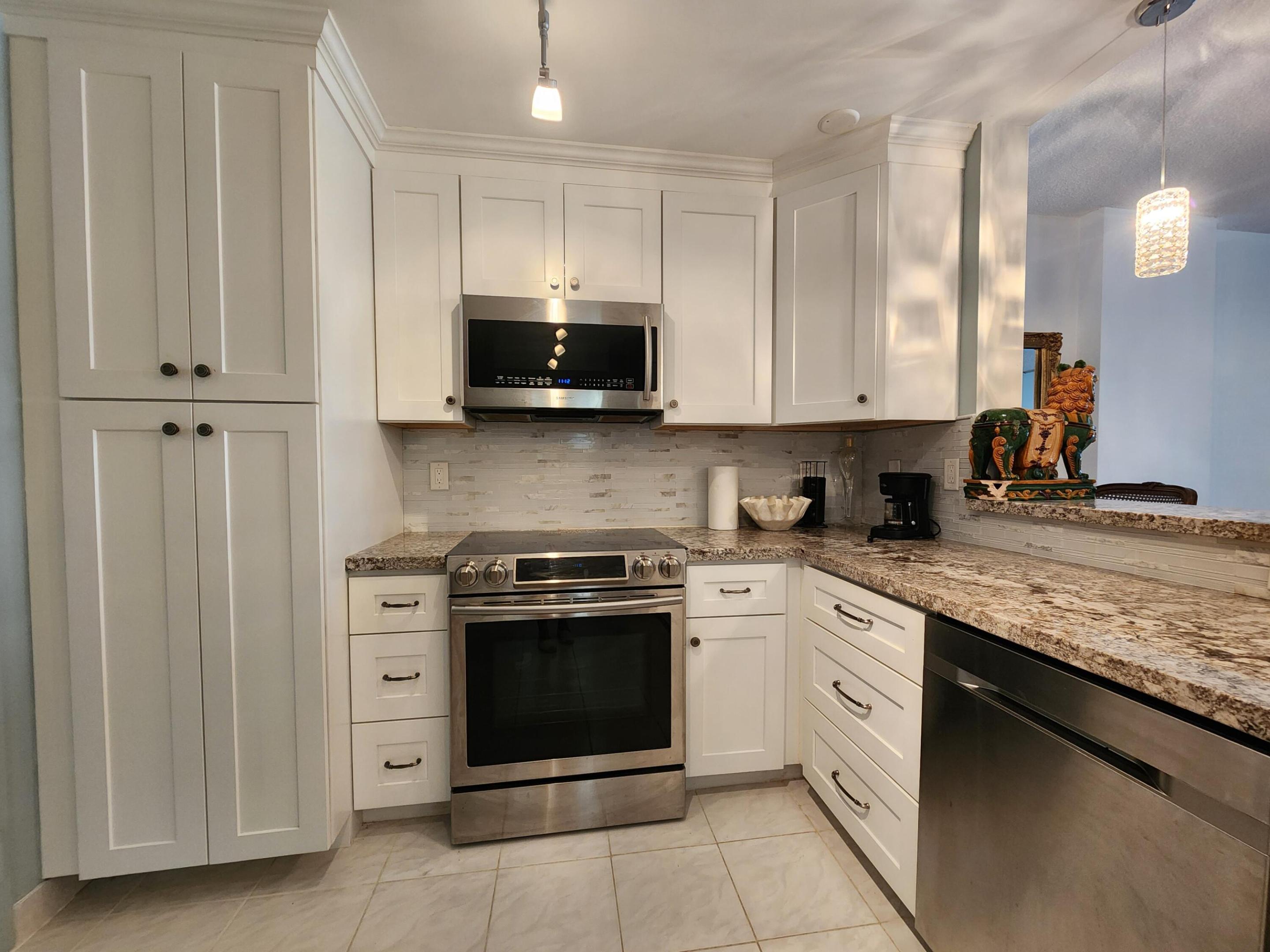 1147 Hillsboro Mile 209