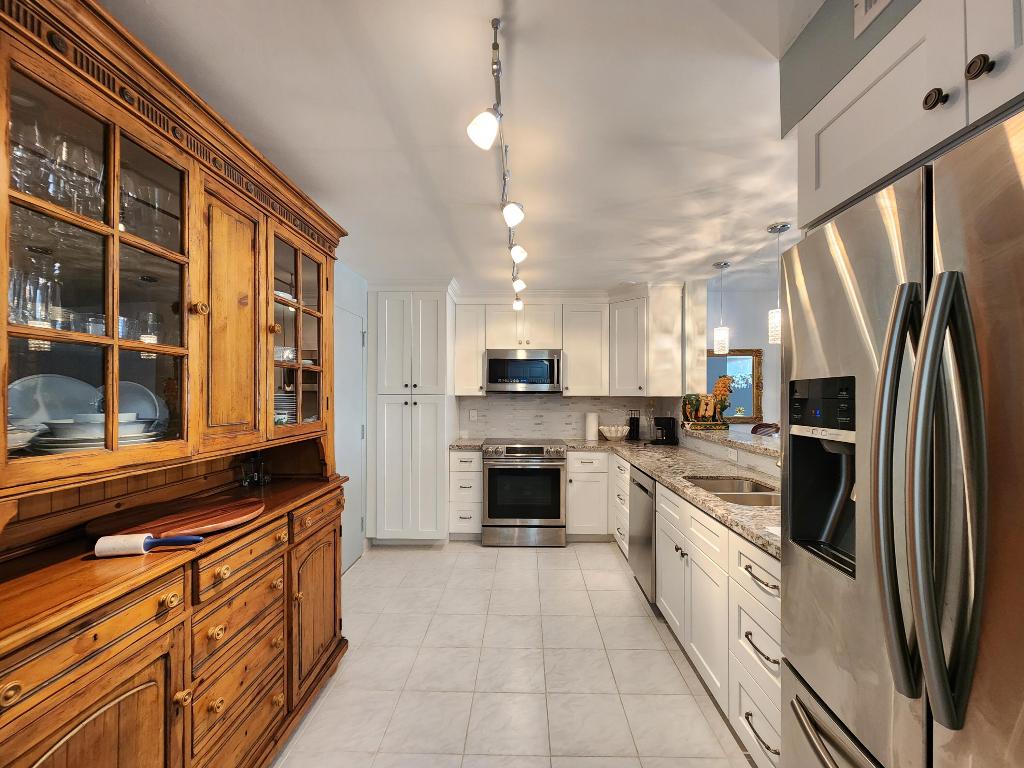 1147 Hillsboro Mile 209