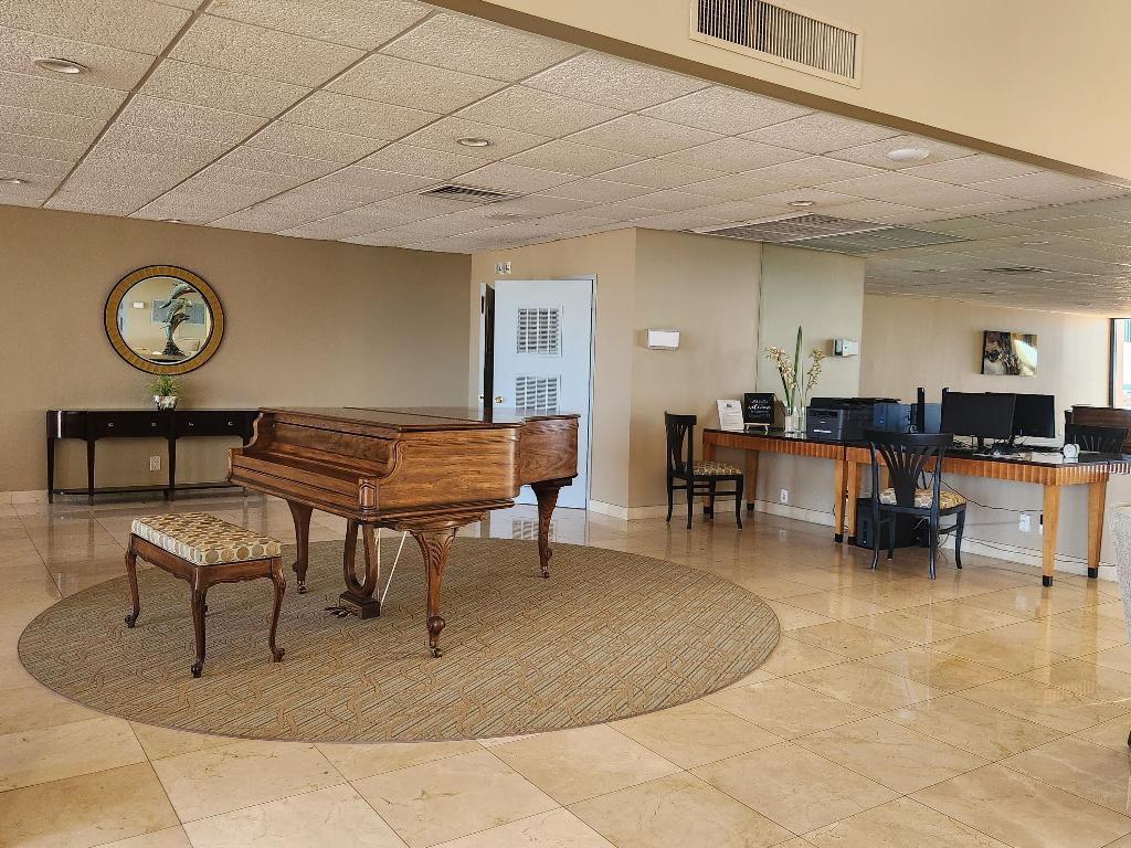 1147 Hillsboro Mile 209