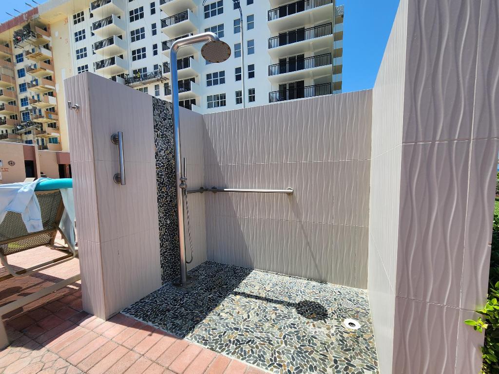 1147 Hillsboro Mile 209