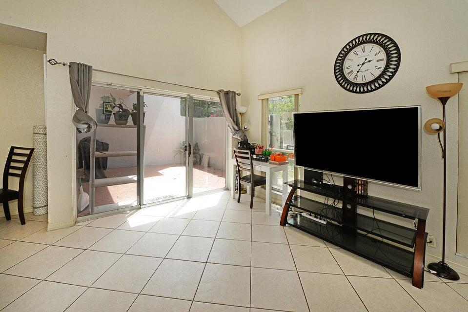 21904 N Palmetto Circle North Circle