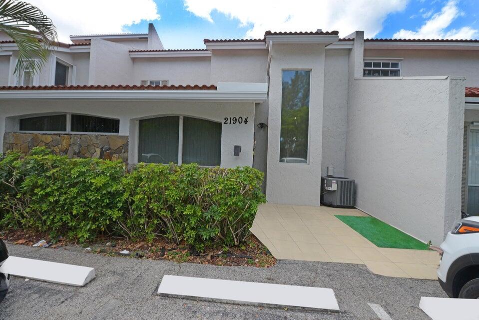 21904 N Palmetto Circle North Circle